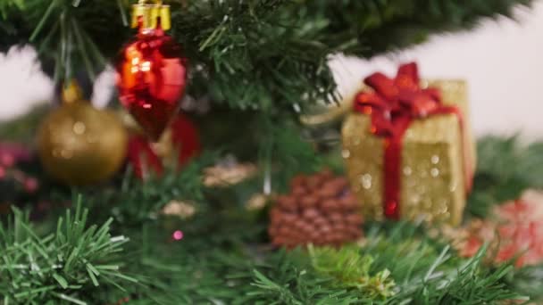 Decoración de árbol de Navidad rojo corazón juguete — Vídeos de Stock