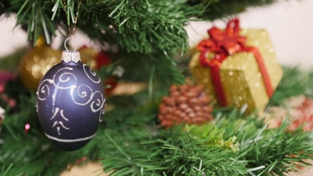 Decorazione dell'albero di Natale Palla viola. Pan. — Video Stock