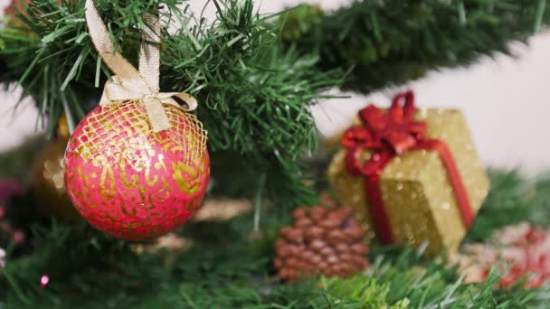 Decoración de la bola roja del árbol de Navidad — Vídeo de stock