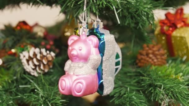 Décoration de sapin de Noël ours et jouet de voiture. Casserole — Video