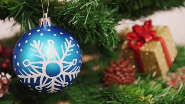 Decoración del árbol de Navidad bola azul. Enfoque — Vídeo de stock