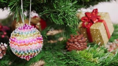 Noel ağacı renkli top dekorasyon. Pan