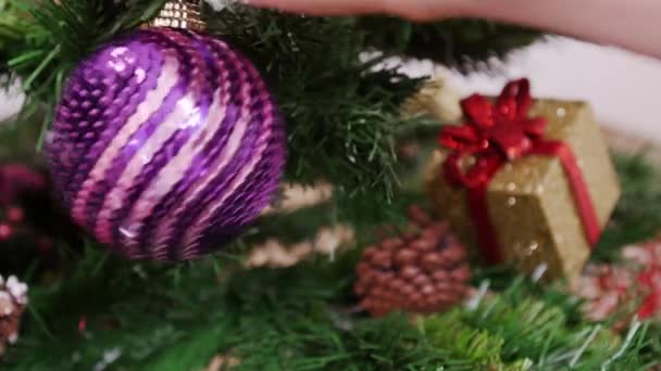 Decoração da árvore de Natal Bola roxa — Vídeo de Stock