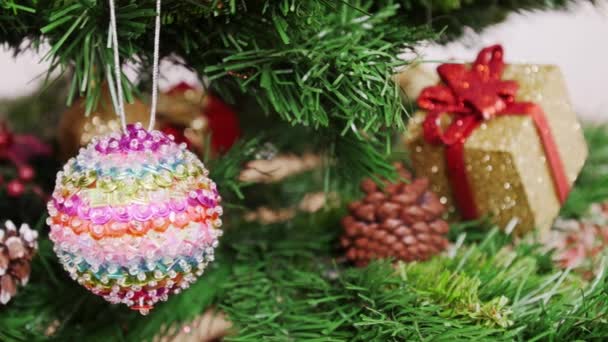 Decorazione di albero di Natale palla colorata. Pan. — Video Stock