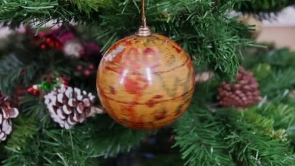 Gedraaide globe earth bal op kerstboom — Stockvideo