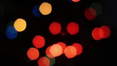 Siyah arka plan üzerinde renkli ışıklar bokeh. Pan