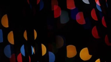 Siyah arka plan üzerinde renkli ışıklar bokeh. Şekil