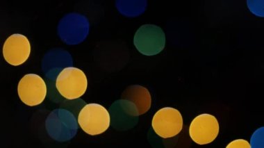 Siyah arka plan üzerinde renkli ışıklar bokeh. Statik