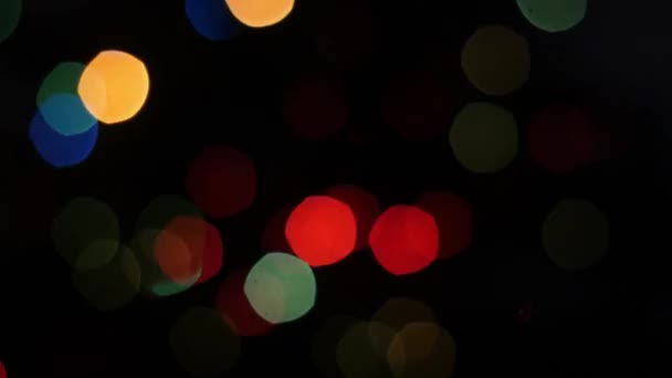 Lumières colorées bokeh sur fond noir. Statique 