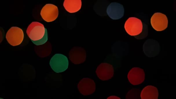 Bunte Lichter bokeh auf schwarzem Hintergrund. Pfanne — Stockvideo