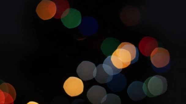 Bunte Lichter bokeh auf schwarzem Hintergrund. Pfanne — Stockvideo