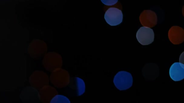 Lumières colorées bokeh sur fond noir. Dynamique 