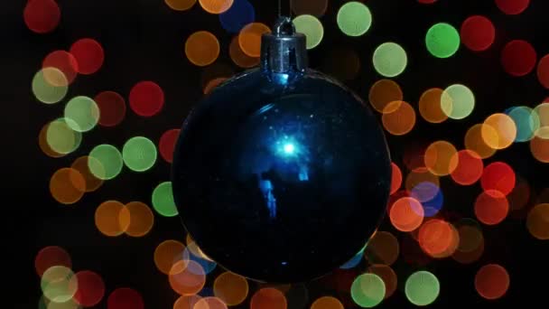 Bola de Navidad en el fondo de luces borrosas — Vídeo de stock