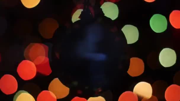 Christmas ball roterar på bakgrund av bokeh — Stockvideo
