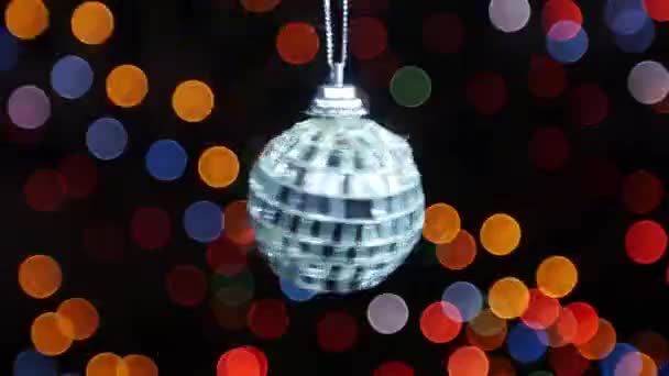 Дзеркальний м'яч обертається на фоні боке світла — стокове відео