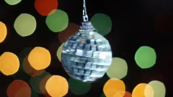 ボケ ライトの背景で回転するミラーボール — ストック動画