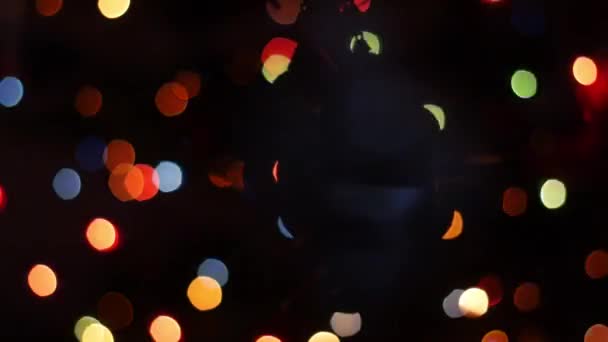 Різдвяний м'яч обертається на фоні боке — стокове відео