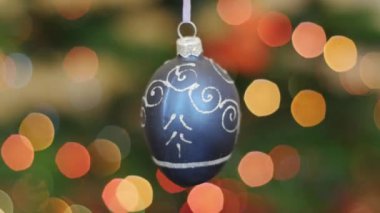 Arka plan bokeh Noel mavi topu sallıyor