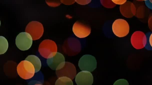 Bunte Lichter bokeh auf schwarzem Hintergrund. Schleife — Stockvideo