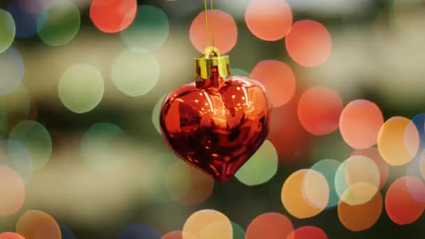 Navidad juguete corazón sacude en fondo bokeh — Vídeo de stock