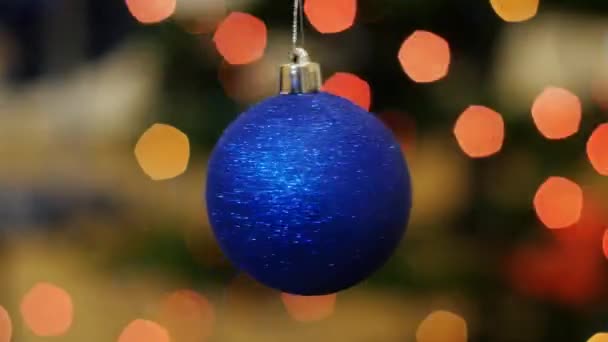 Christmas blue ball rotiert im Hintergrund bokeh — Stockvideo