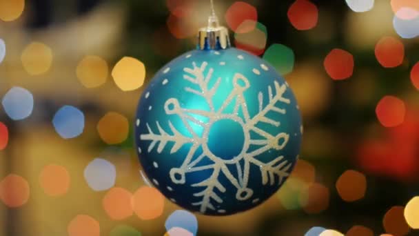 Kerstmis blauwe bal met het schudt op achtergrond bokeh — Stockvideo