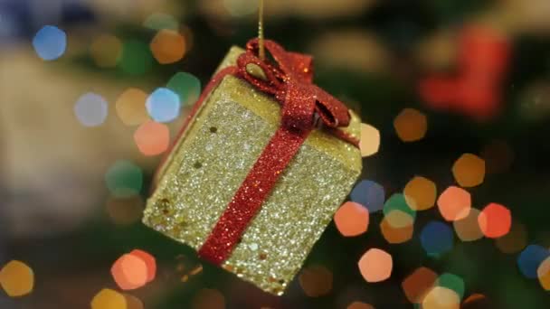 Kerst cadeau speelgoed schudt op achtergrond bokeh — Stockvideo
