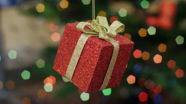 Juguete de regalo de Navidad tiembla en el fondo bokeh — Vídeo de stock