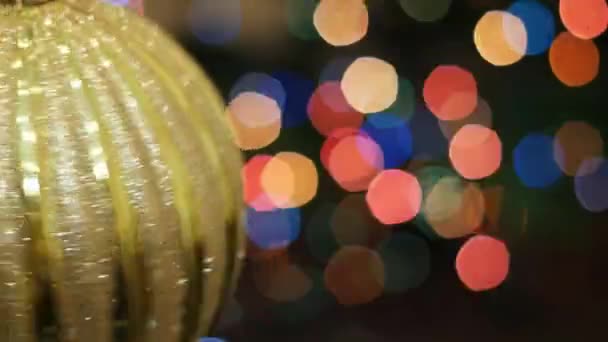 背景のボケ味で回転する大きなゴールデン ボール — ストック動画