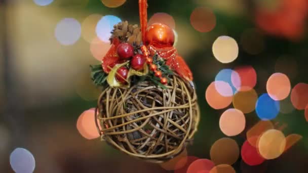クリスマスの木のおもちゃは、背景のボケ味で揺れる — ストック動画