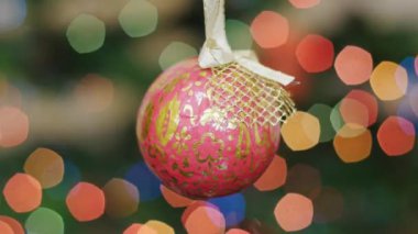 Arka plan bokeh Noel kırmızı topu sallıyor