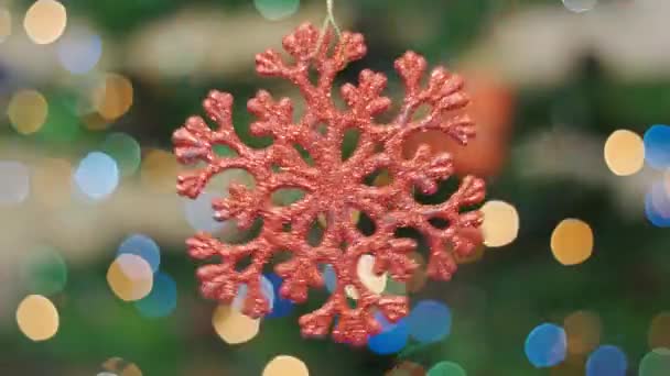 Kerstmis sneeuw speelgoed draait op de achtergrond bokeh — Stockvideo