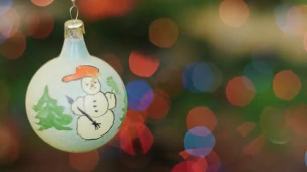 Kerstmis witte bal op de achtergrond bokeh draait — Stockvideo