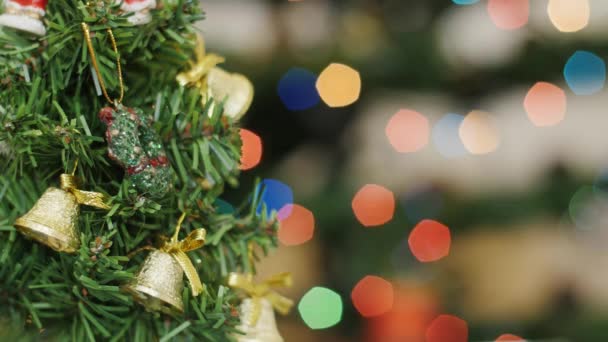 Árbol de Navidad en el fondo borrosas luces nocturnas — Vídeo de stock