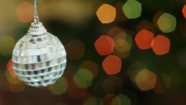 Espejo bola girando en las luces de bokeh. Ámbito del título — Vídeo de stock