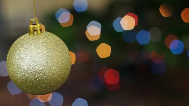 Kerstmis gouden bal op bokeh draait. Titelgebied — Stockvideo