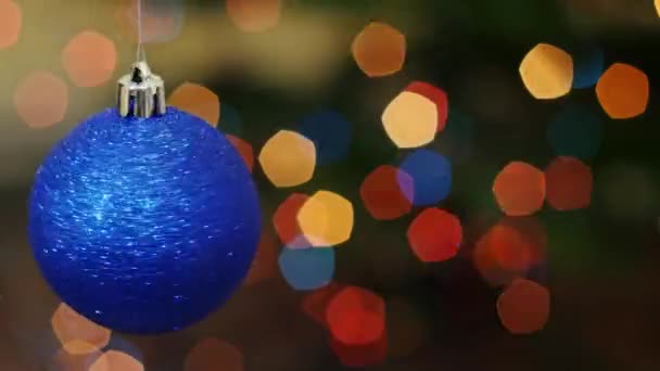 Blauer Ball, der sich an Bokeh-Lichtern dreht. Titelbereich — Stockvideo