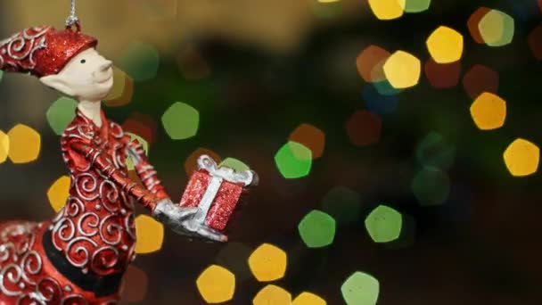 Kerstmis gnome speelgoed schudt op bokeh. Titelgebied — Stockvideo