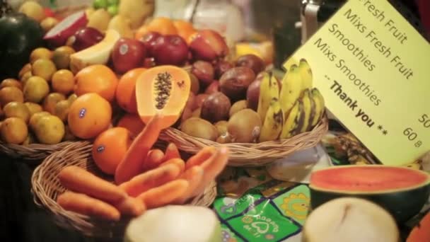 ขายผลไม้ในตลาดในประเทศไทย . — วีดีโอสต็อก