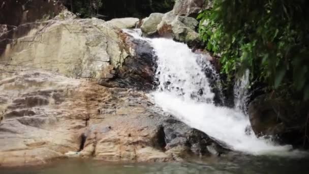 Wasser aus nächster Nähe. Wasserfall auf dem Steinberg — Stockvideo