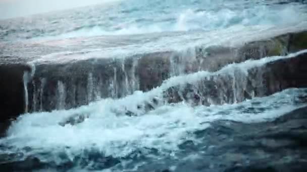 파도 바위 해변에 거품 바다에 방 파 제 — 비디오