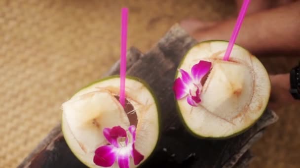 Frischer Kokoscocktail mit Stroh auf dem Tisch — Stockvideo