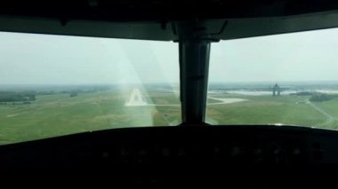 Uçak yaz gün zor bir iniş var. Kamera pilotu kabinde