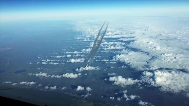 Airplain Condensspoor gaan door de cloudness hemel — Stockvideo