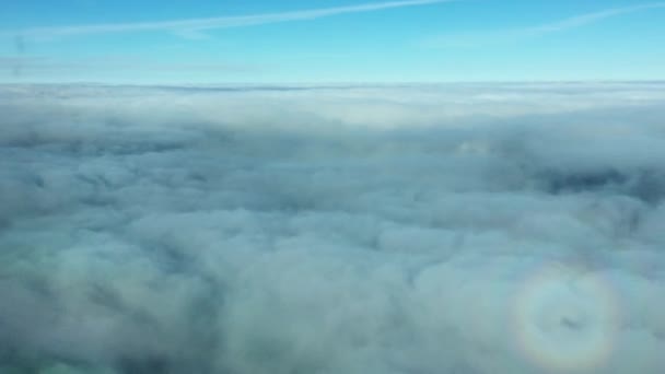 Cámara se mueve en cámara lenta a través del cielo azul nube — Vídeos de Stock