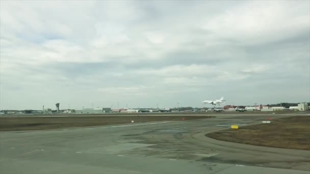 Avión aterrizando en cámara lenta en verano — Vídeo de stock