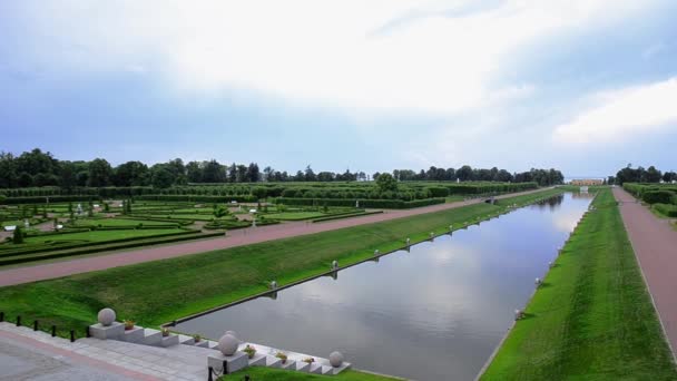 Bellissimo Petergof estivo con fouintains. Canale dell'acqua nel mezzo di un parco . — Video Stock