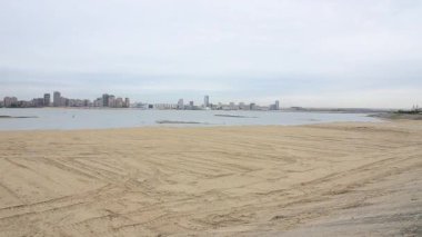 Sonbaharda kum kıyıdan Kazan kenti