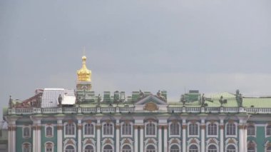 Neva Nehri'nin bulut yaz günü Saint Petersburg'daki Hermitage görünümünü