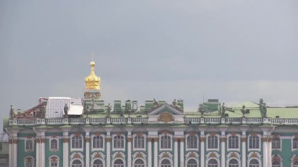 View of the Hermitage in Saint-Petersburg from Neva River in cloud summer day — Stock Video